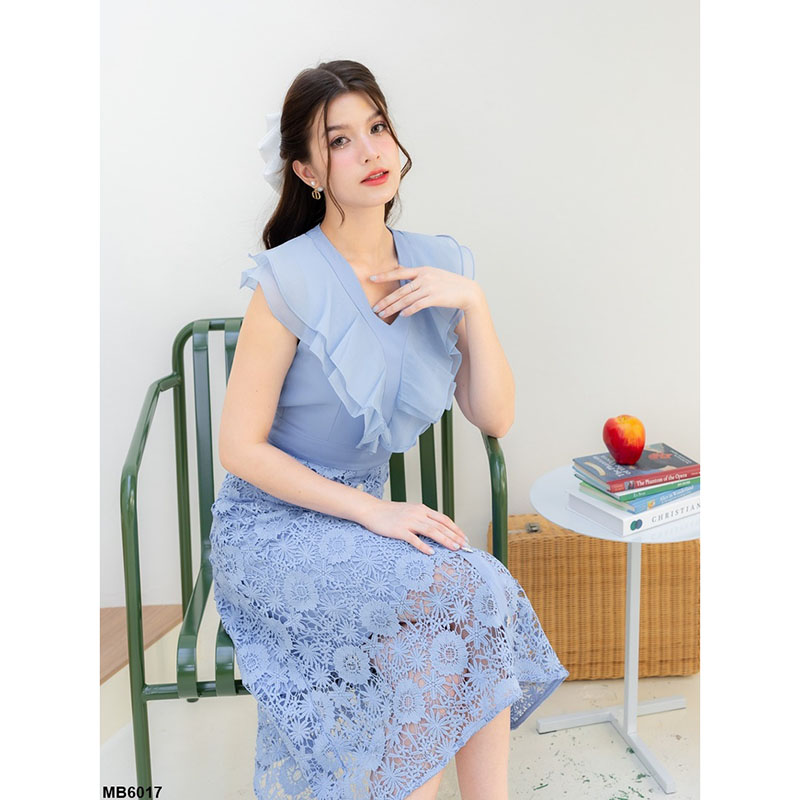 kudapy เดรสยาวสีขาว/สีชมพู/สีฟ้า คอลใหม่คือสวยปังไม่ไหว เป็นทรงกระโปรงพริ้ว แต่งผ้าลายลูกไม้ มีกิมมิคอัดพลีทระบายกลางอก งานซิปซ่อนด้านหลัง