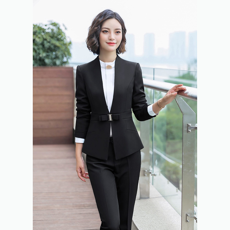 kudapy ชุดสูททำงานสีเทา/สีดำ/สีกรม ไม่มีปกพร้อมกางเกง จุดเด่นของชุดนี้คือการออกแบบชุดให้กระชับเข้ารูปสวยงาม