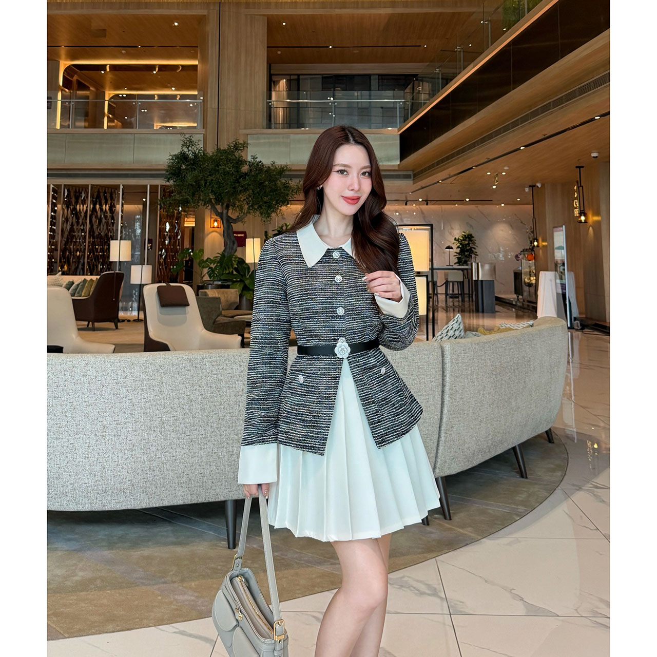 kudapy เซ็ท 3 ชิ้น : เสื้อทวิต +กระโปรงพลีท+เข็มขัดดำดอกไม้ เสื้อแขนยาวทูโทนปกขาว ผลิตจากผ้าทวีตเนื้อดีผ้านุ่มใส่สบาย