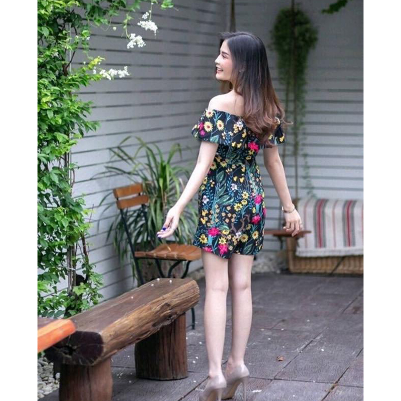 kudapy จั้มสูทขาสั้นเปิดไหล่สีดำพิมพืลายดอก จั้มปาดไหล่ งานดีไซด์ปราณีต หรูหราลายผ้าpremium ไฮโซในตัว