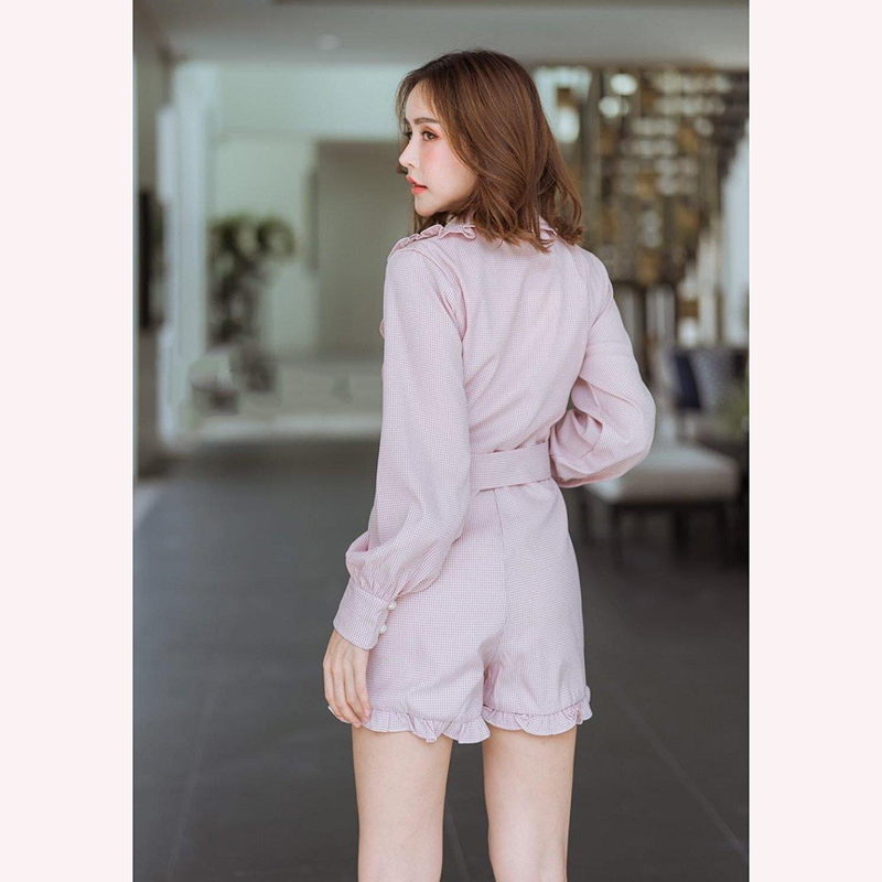 kudapy จั้มสูทลายสก๊อต ผ้าลายในตัว สีลูกกวาด ทบหน้า แต่งระบาย ปกปักดอกไม้ ชายขลิบระบาย มาพร้อมเข็มขัดเข้าเซ็ต