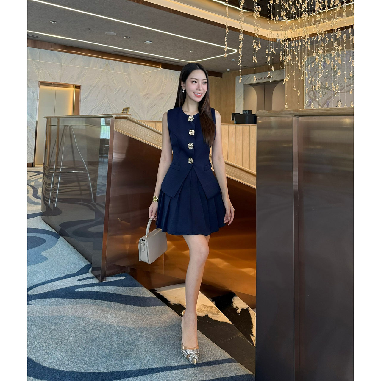 kudapy set เสื้อแขนกุด แต่งกระดุมสีทองเม็ดใหญ่ด้านหน้า(กระดุมทองเย็บติด ด้านใน มาพร้อมกับกระโปรงแต่งจีบ