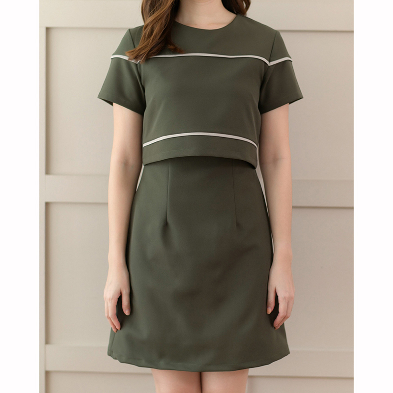 kudapy เดรสสั้นสีเขียวทหาร/สีครีมเข้ม ทรงเอ ดีไซน์น่ารัก ตัดต่อเหมือนใส่แยกชิ้น จริงๆเป็นเดรสชิ้นเดียว ตัวเสื้อเพิ่มกิมมิคเส้นกุ๊นตัดต่อไปถึงช่วงแขน