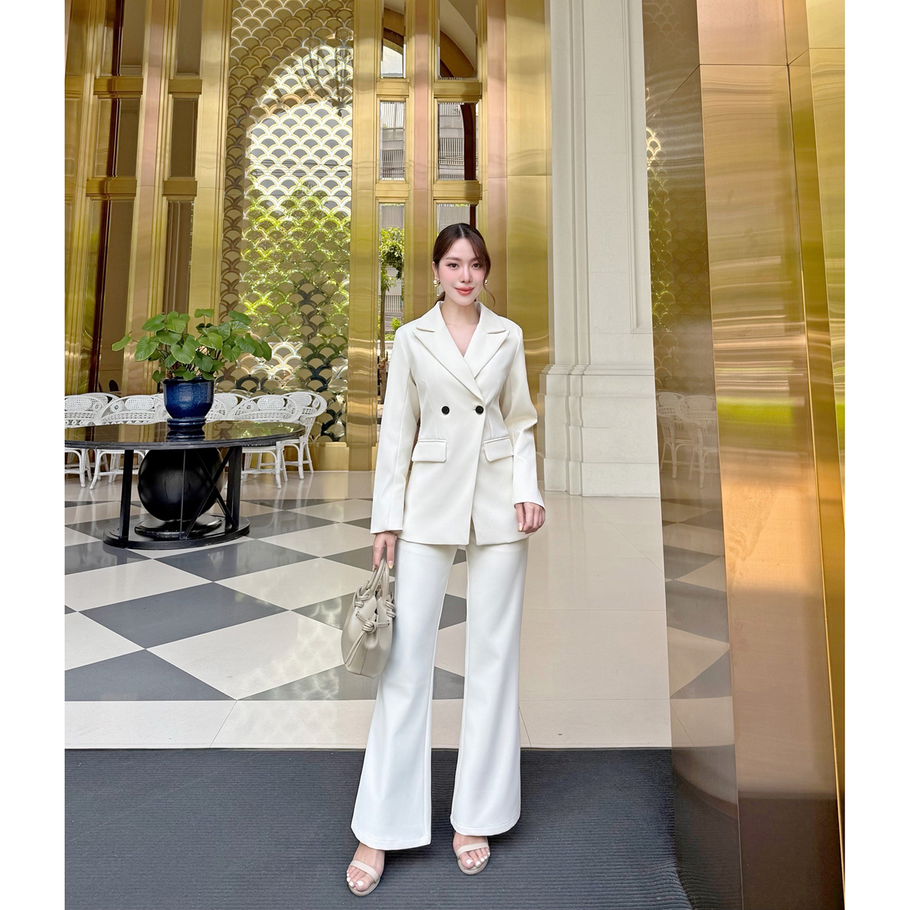 kudapypy ชุดเซ็ทเสื้อสูท ปกสูท มีรองบ่าๆเพื่อให้เป็นทรงสวย ออกแบบกระเป๋าให้สามารถใช้งานได้ มาพร้อมกับกางเกงใช้ผ้าเดียวกับเสื้อสูท