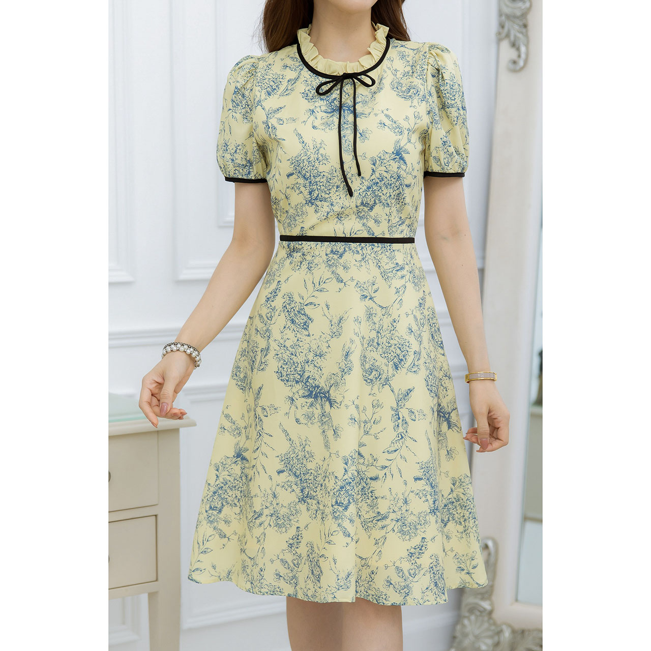 kudapy เดรสสั้นสีครีม/สีเหลือง พิมพ์ลาย แพทเทิร์นสวยเรียบๆ มีดีเทลจับจีบช่วงคอ ผูกโบว์สวยเก๋