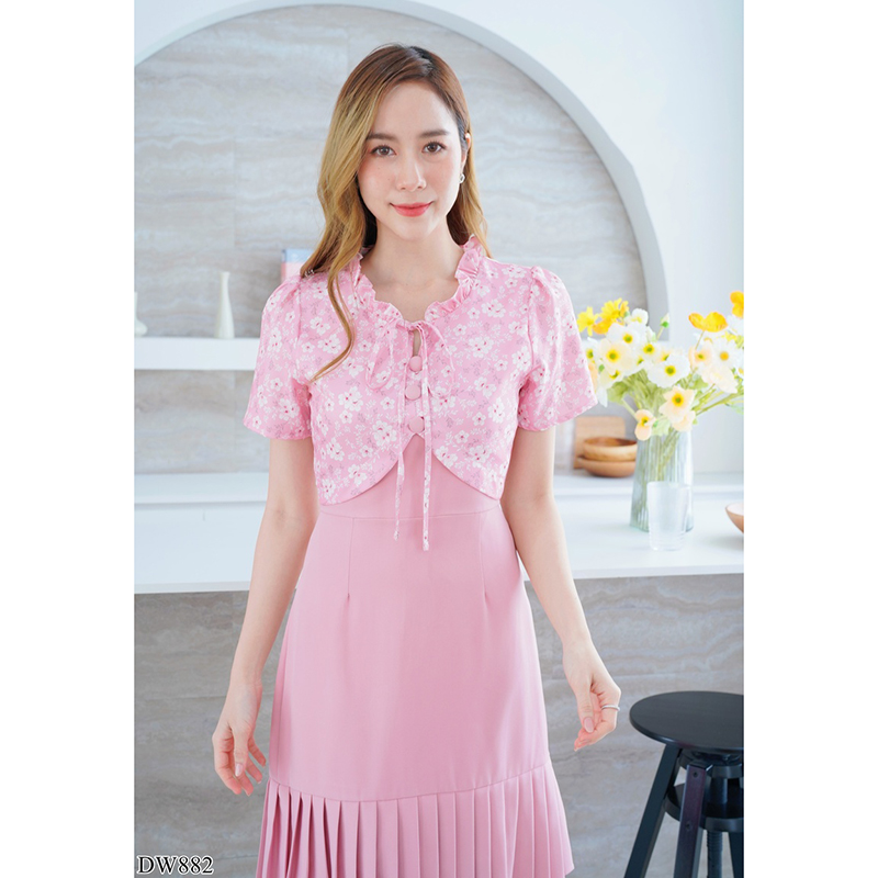 kudapy เดรสสั้นสีเหลือง/สีชมพู ลายดอกชายอัดพลีทอกผูกเชือก