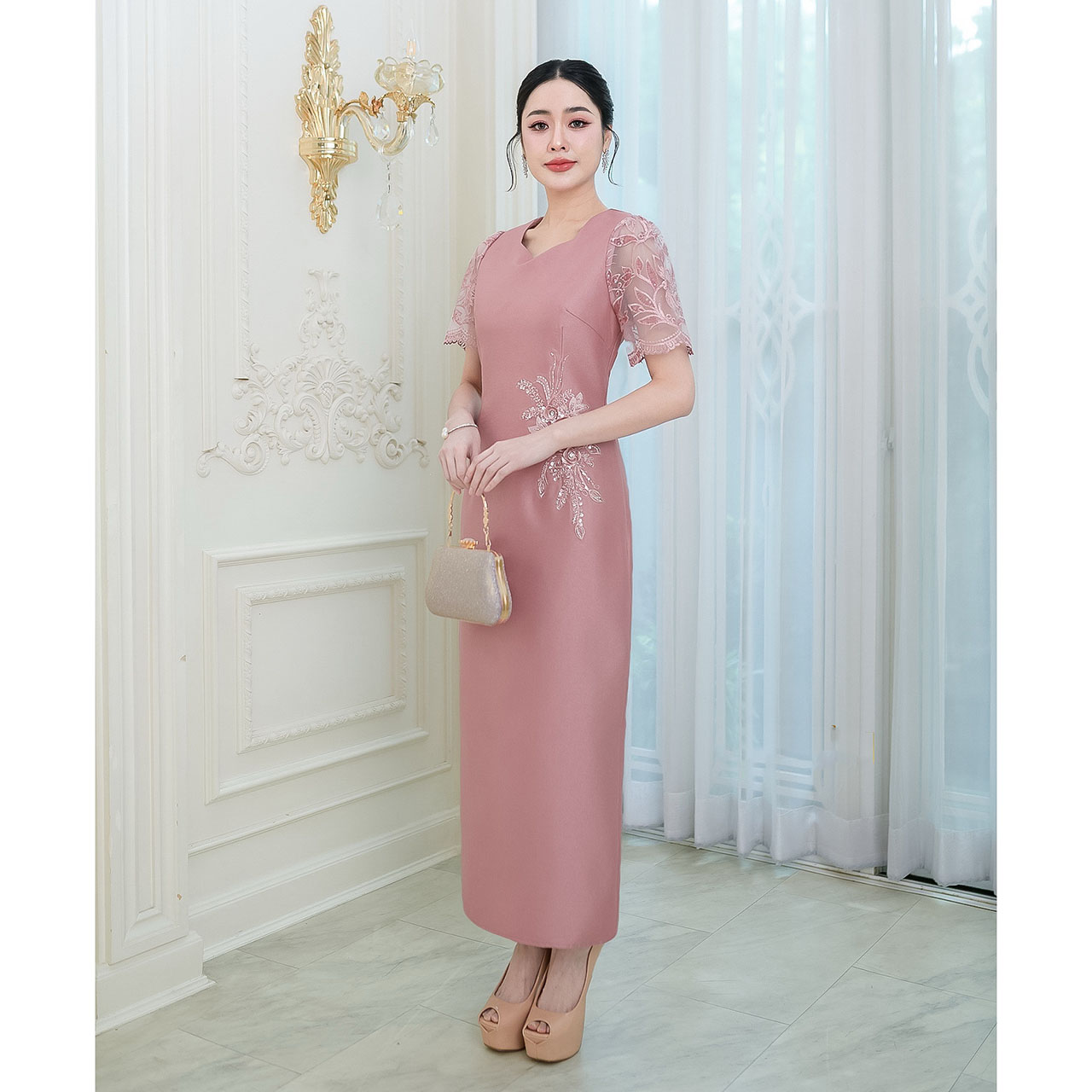 kudapy เดรสผ้าไหมอัดกาวทั้งชุด งานทรงตรงสวยเรียบหรู ด้านหลังกระโปรงผ่า งานแต่งลูกไม้แต่งเลื่อมช่วงแขนและตกแต่งดอกไม้ประดับช่วงเอว