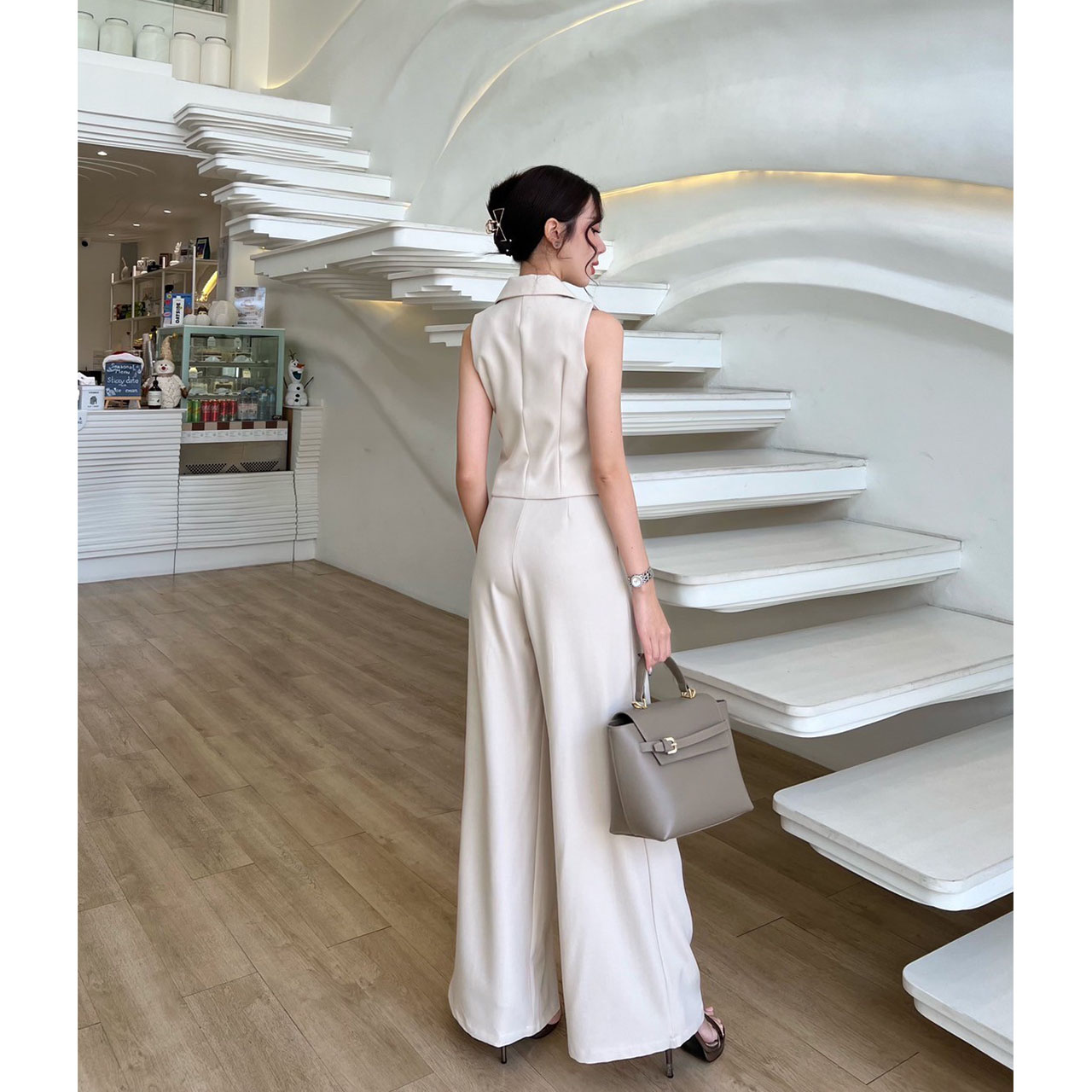 kudapy เซ็ทเสื้อแขนกุดเข้ารูปมาพร้อมกับกางเกงขายาวทรงปล่อย ตัวเสื้อแต่งกระดุมจริงสีทองปลายทรงแหลม