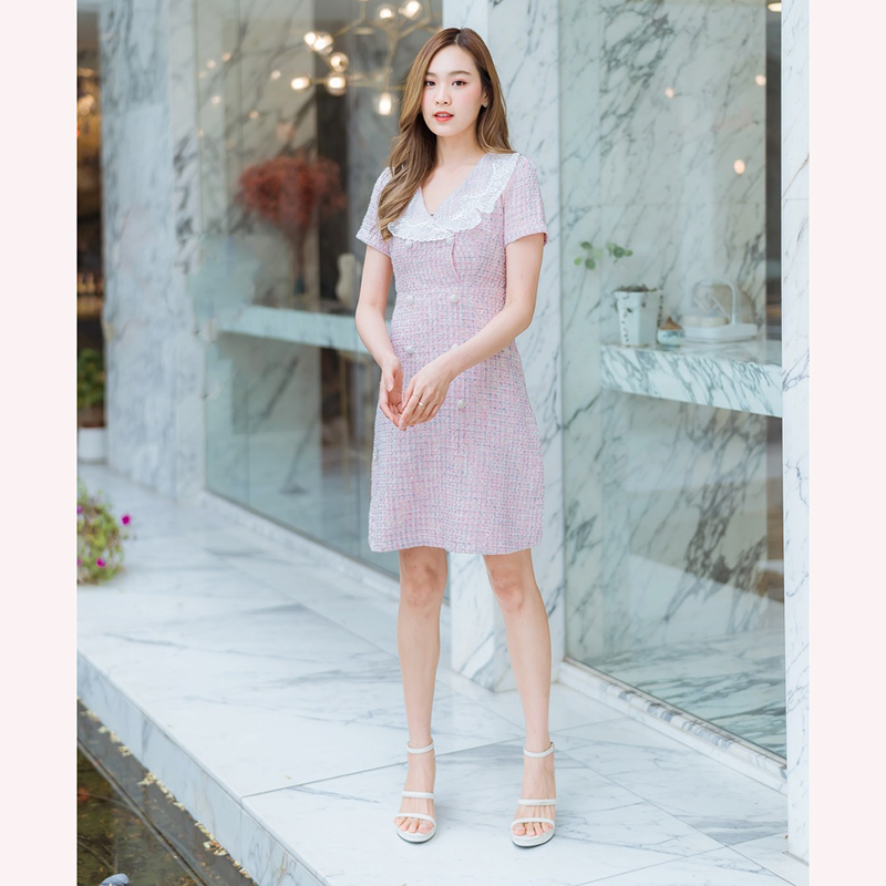 kudapy เดรสสั้นสีขาว/สีชมพู/สีฟ้า ผ้าชาแนลปกลูกไม้ สวยน่ารักใส่สบายตัว