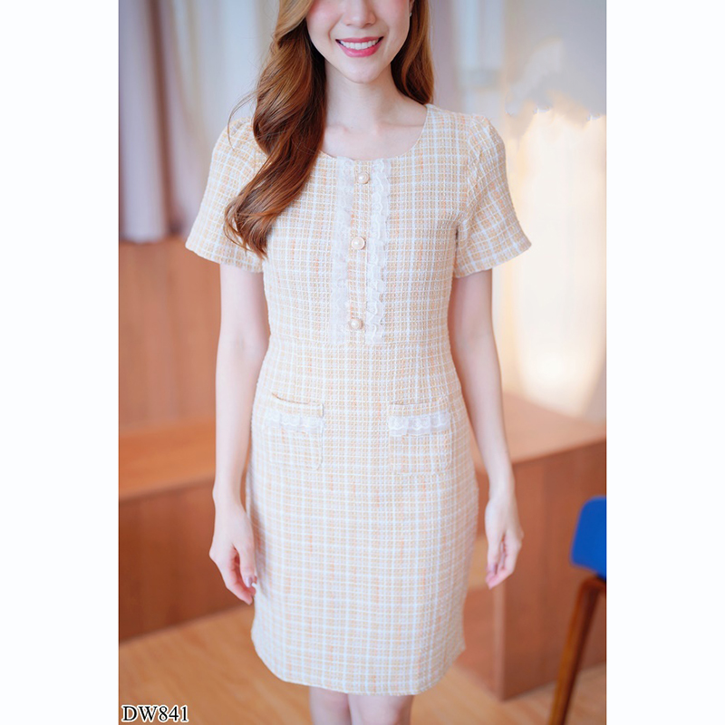 kudapy เดรสสั้นคอลึกสีครีม/สีชมพู/สีฟ้า ผ้าทอแต่งกระดุมมุกลายเส้นสวยดูดี