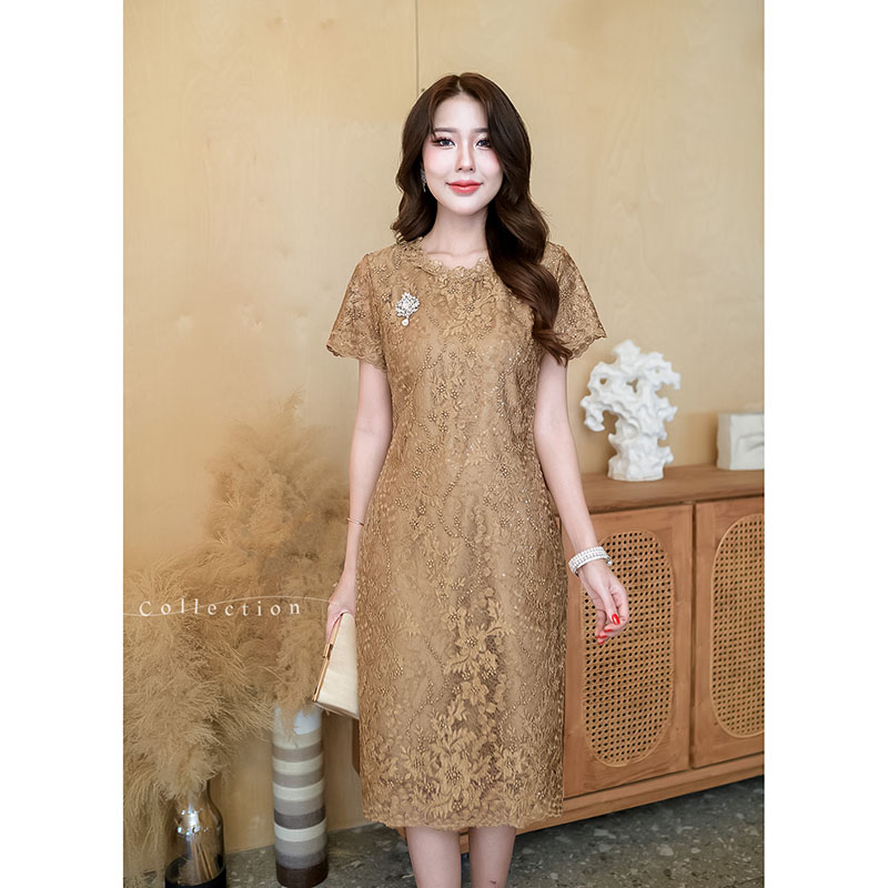 kudapy เดรสสั้นสีน้ำตาล/สีกะปิ ลูกไม้ปักลายดอกไม้ และปักเลื่อมทั้งชุด เลื่อมใสเม็ดเล็กสวยกำลังดี เนื้อผ้าเป็นลูกไม้ใยบวบ