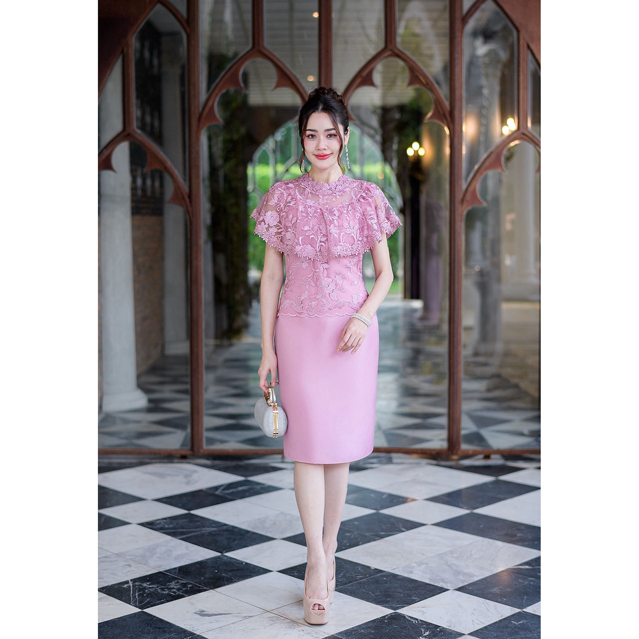 kudapy เดรสสั้นสีชมพู/สีเทา ลูกไม้ตาข่ายปักลายดอกไม้ดอกใหญ่ ด้านบนเป็นงานผ้าลูกไม้คลุมไหล่ระบายแต่งรอบคอด้วยลูกไม้สวยหรู กระโปรงเป็นงานผ้าไหมญี่ปุ่น