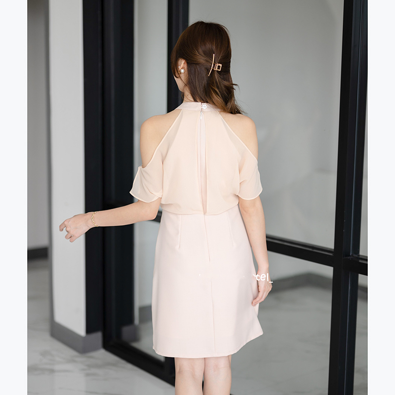 kudapy เดรสสั้นสีครีม/สีชมพู เป็นสีพื้นทรงเหมือนเสื้อกล้ามแต่แต่งด้วยผ้าชีฟองคลุมช่วงแขน