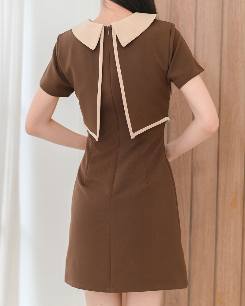 kudapy เดรสแขนสั้น เล่นสีคอปกและกุ๊นขอบ ดีไซน์เหมือนใส่เสื้อกั๊ก แพทเทิร์นสวยเข้าเอว ตัดต่อคิ้วกลางลำตัวจับเกล็ดเข้ารูป