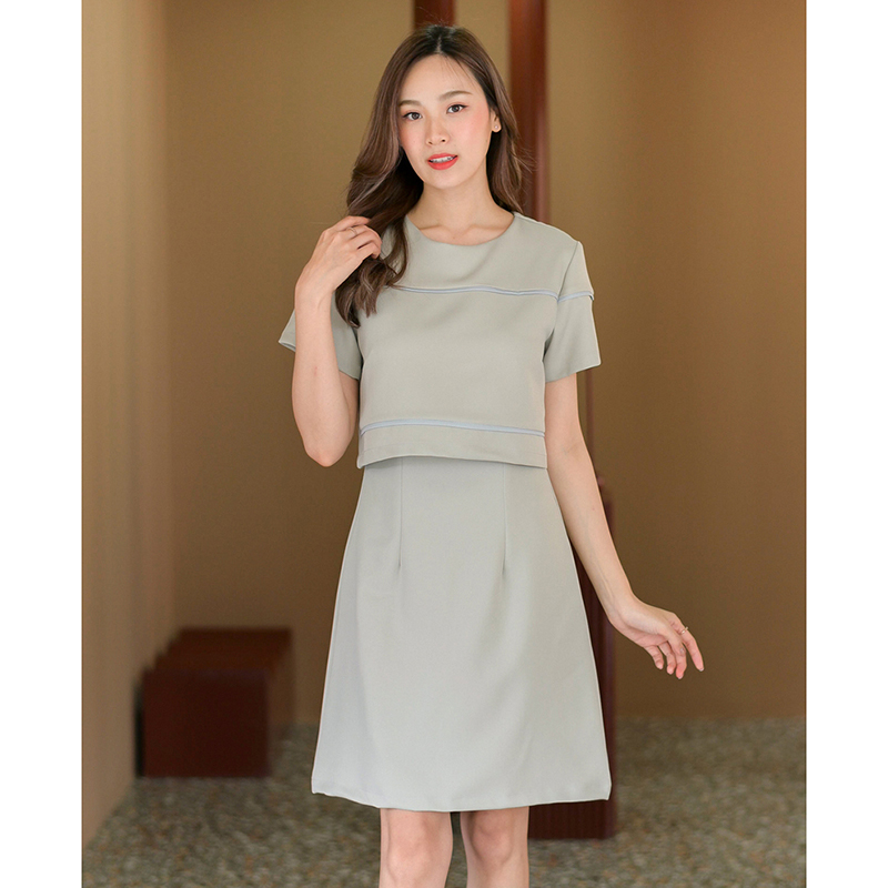 kudapy เดรสสั้นสีมัทฉะ/สีเบจ/สีกรม ทรงเอ ดีไซน์น่ารัก ตัดต่อเหมือนใส่แยกชิ้น จริงๆเป็นเดรสชิ้นเดียว ตัวเสื้อเพิ่มกิมมิคเส้นกุ๊นตัดต่อไปถึงช่วงแขน