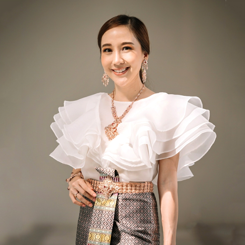 kudapy เสื้อไปงาน ผ้าแก้วคอปาดแคบสีขาว/สีเขียว แต่งระบายช่วงแขนเป็นทรงหน้าอก V Shape ระบาย 4 ชั้นสวยหรูมากๆค่ะรุ่นนี้