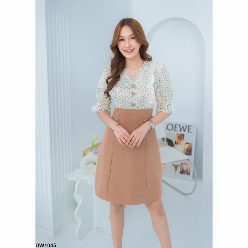 kudapy เดรสสั้นสีชมพู/สีดำ/สีน้ำตาล สไตล์สาวคิวท์ๆ น่ารักกินใจสุดๆ ทรงสวย คอวีแต่งผ้าระบายดอก ดีเทลติดกระดุมแขนสม็อค