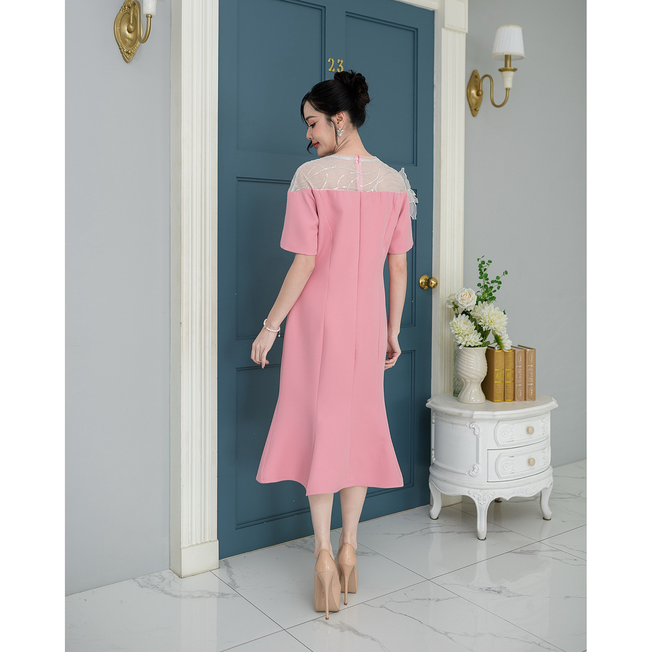 kudapy เดรสหางปลาดอกไม้ซีทรูแต่งเลื่อม ดีไซน์ช่วงไหล่เป็นซีทรูเย็บแค่งด้วยผ้ามุ้งที่มีเลื่อมและช่วงอกและแขนแต่งดอกไม้