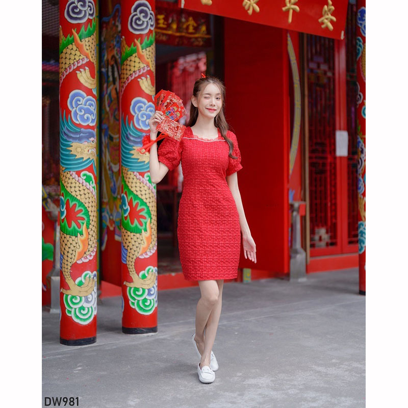 kudapy เดรสสั้นสีแดง ผ้าทอลายนูนดอกไม้