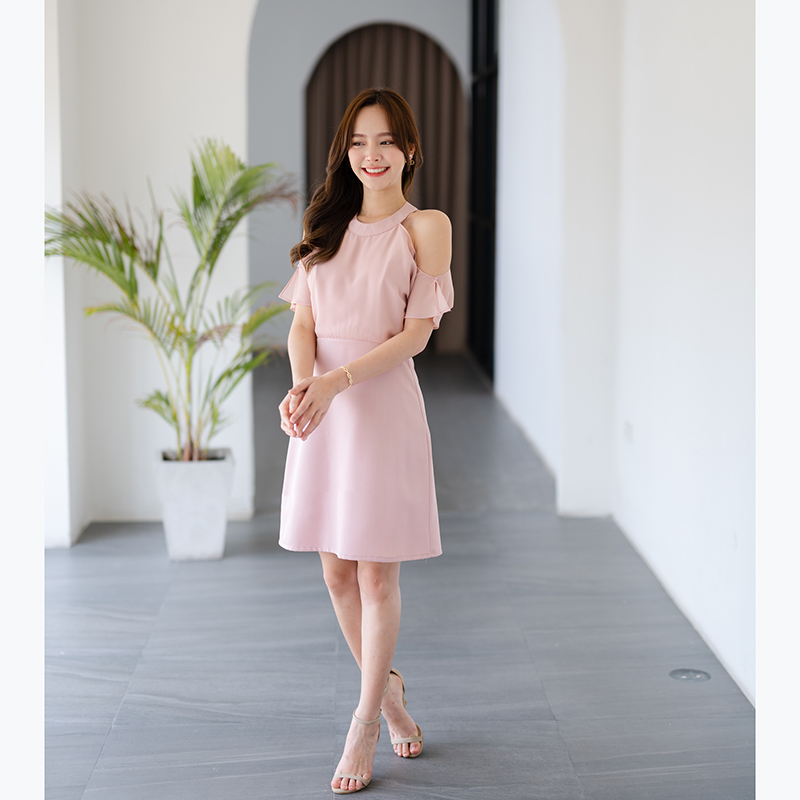 kudapy เดรสสั้นสีครีม/สีชมพู เป็นสีพื้นทรงเหมือนเสื้อกล้ามแต่แต่งด้วยผ้าชีฟองคลุมช่วงแขน
