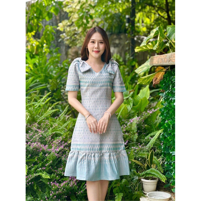 kudapy เดรสสั้นผ้าลายไทยสีฟ้าอมเขียวพิมพ์ลายไทย แต่งโบว์ที่ไหล่ อัดกาวทั้งชุด ใส่สบายค่ะ