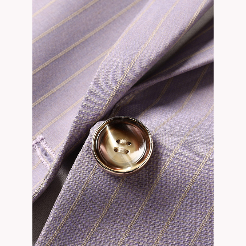 kudapy ชุดสูททำงานผู้หญิงสีเขียวลายทาง/สัม่วง แขนห้าส่วนพร้อมกระโปรง จุดเด่นของชุดนี้คือได้ลุคที่สดใส