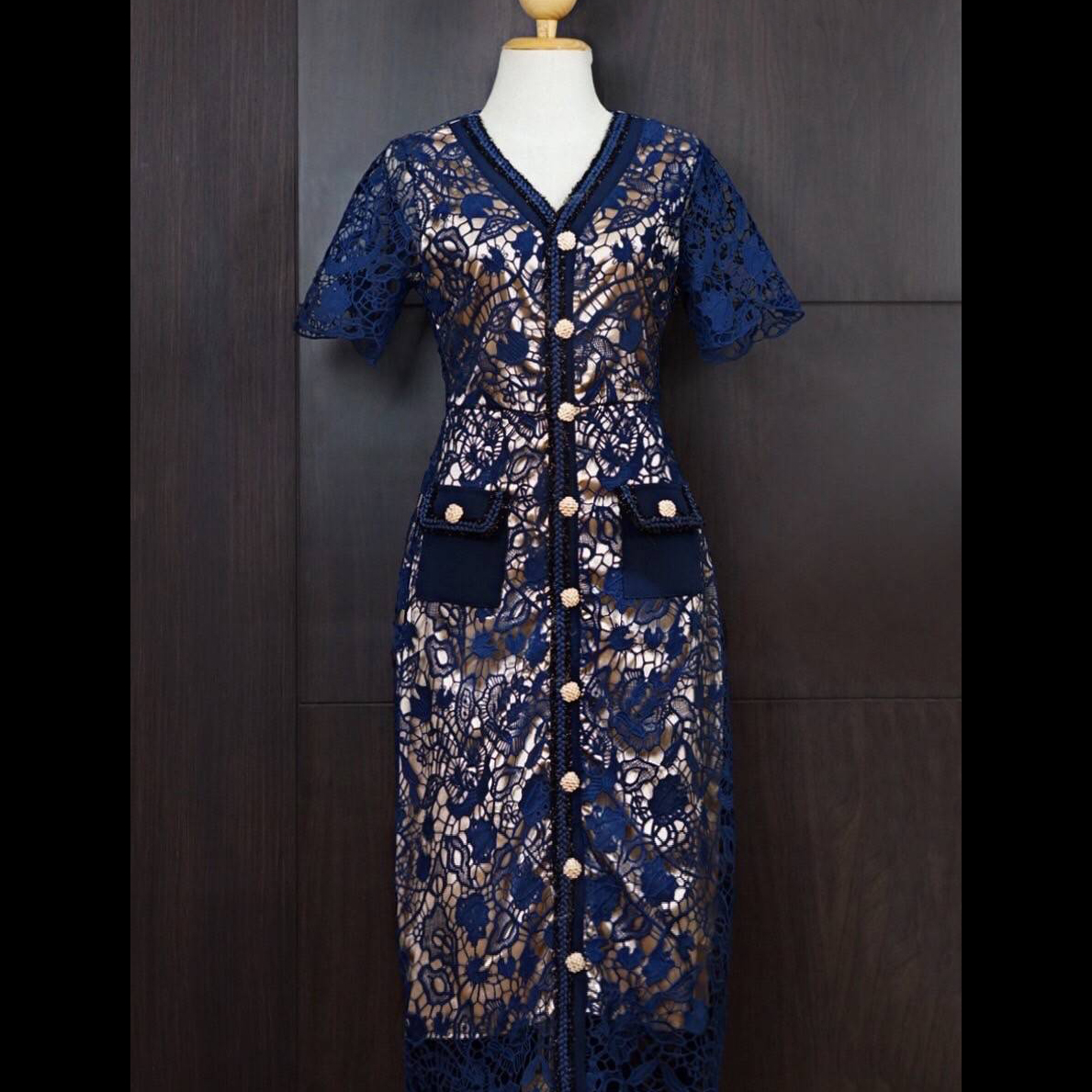 kudapy เดรสยาวกลางน่อง ผ้าลูกไม้ยาวทรงสอบ คอวีแต่งกระดุมทองด้านหน้า มีซิปหลัง กระเป๋าจริงทั้ง 2 ข้าง