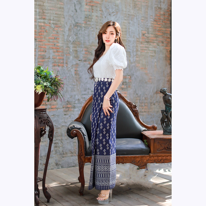 kudapy ชุดเซทสีขาว เสื้อคอตตอนปักฉลุ คอทรงเหลี่ยม แขนเจ้าหญิง จั้มปลายแขน เนื้อผ้านิ่ม ใส่สบาย มีซับใน มีซิปซ่อนหลัง ผ้าถุงสำเร็จรูปลายขอเจ้าฟ้า เ