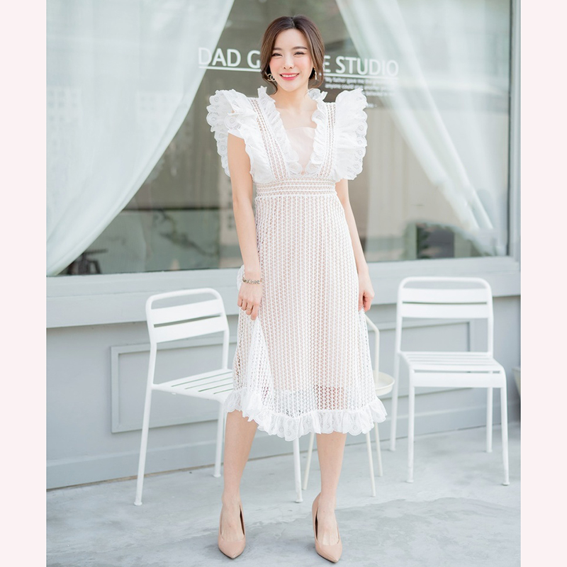 kudapy เดรสยาวสีชมพู/สีแดง/สีขาว แขนกุ ผ้าดลูกไม้แต่งระบาย2ชั้น ซับในสีครีม เดรสยาวคลุมเข่า