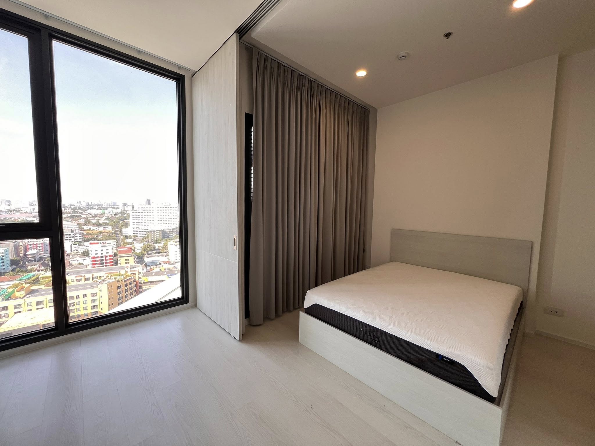 คอนโด Mazarine Ratchayothin (แมสซารีน รัชโยธิน) High Rise โซนพื้นที่ BTS รัชโยธิน ให้เช่าห้องแบบ 1 bed plus ปรับ2ห้องนอนได้พร้อมฉากกั้น 1ห้องน้ำ ขนาดห้อง 42 ตรม. ชั้น 19