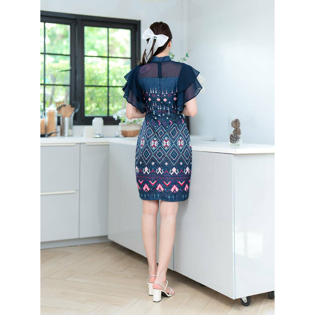 kudapy เดรสสั้นสีฟ้า/สีกรม/สีแดง/สีขาว ผ้าลายไทย ไหล่ลูกไม้หัวใจ