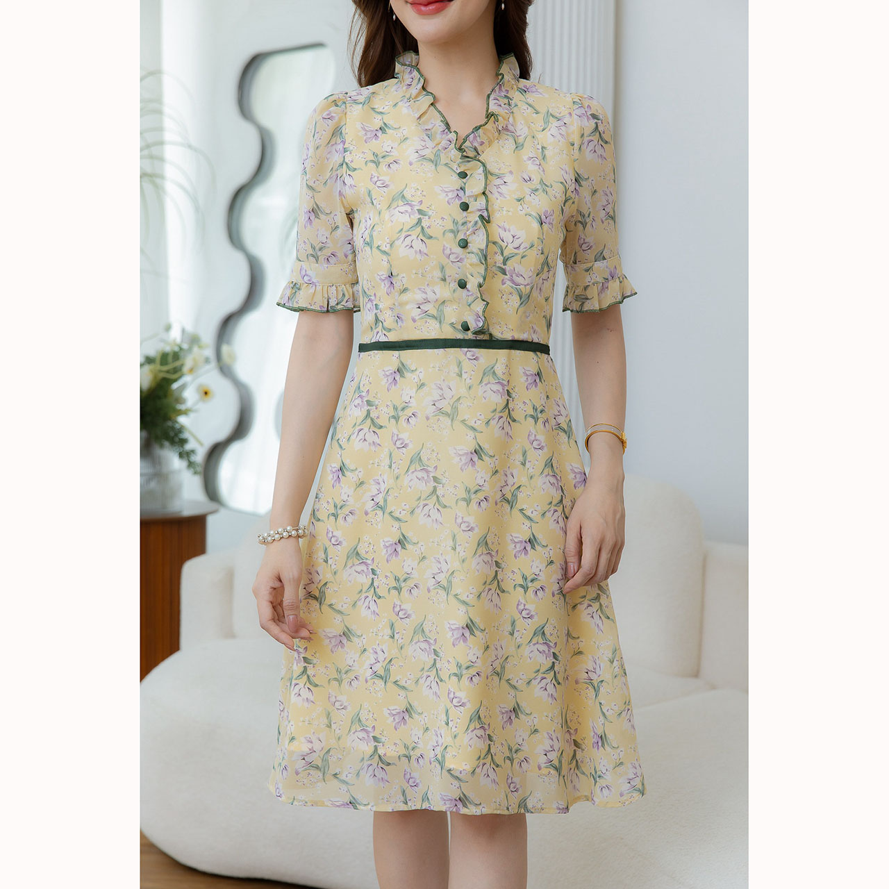 kudapy เดรสสั้นสีเหลือง/สีดำ ผ้าชีฟองลายดอกไม้ มีดีเทลคาดขอบเขียวตัดช่วงเอว แต่งกระดุมช่วงอก จับจีบระบายรอบคอ