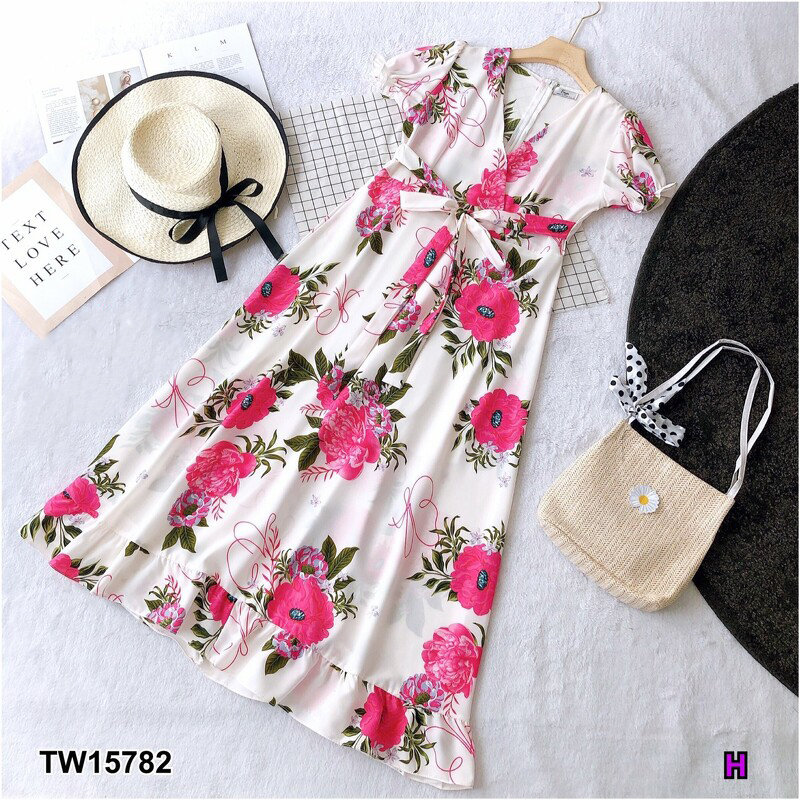 kudapy Maxi Dress แม็กซี่เดรส สีชมพู ฟ้า เหลือง จำนวนคอวีแขนตุ๊กตา ผ้าไหมอิตาลี่ พิมลายดอกไม้ ชายเดรสแต่งระบาย