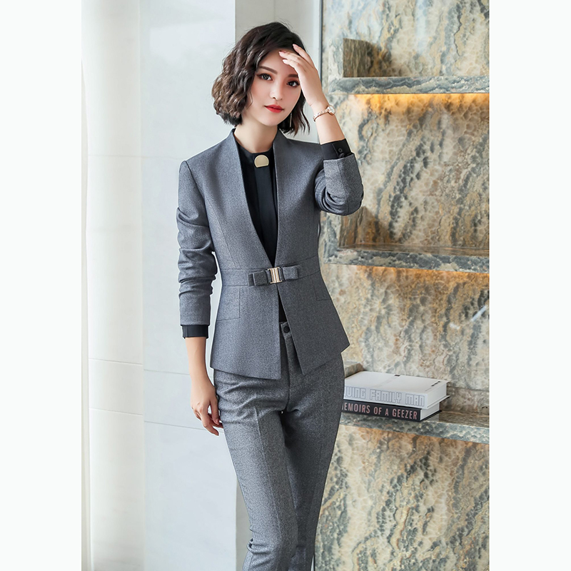 kudapy ชุดสูททำงานสีเทา/สีดำ/สีกรม ไม่มีปกพร้อมกางเกง จุดเด่นของชุดนี้คือการออกแบบชุดให้กระชับเข้ารูปสวยงาม