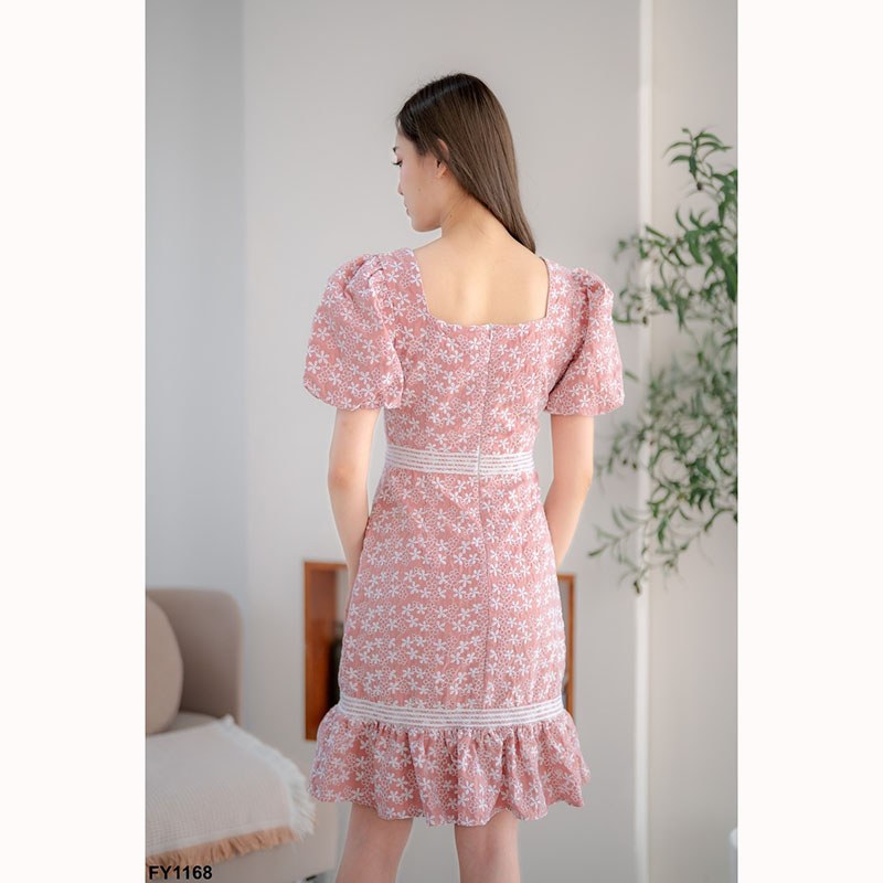 kudapy เดรสสั้นสีชมพู/สีขาว ผ้าอัดลายลูกไม้แต่งแขนตุ๊กตา ทรงเข้ารูป เบบี้ดอลสไตล์สาวเรียบร้อย ดีเทลเนี้ยบ