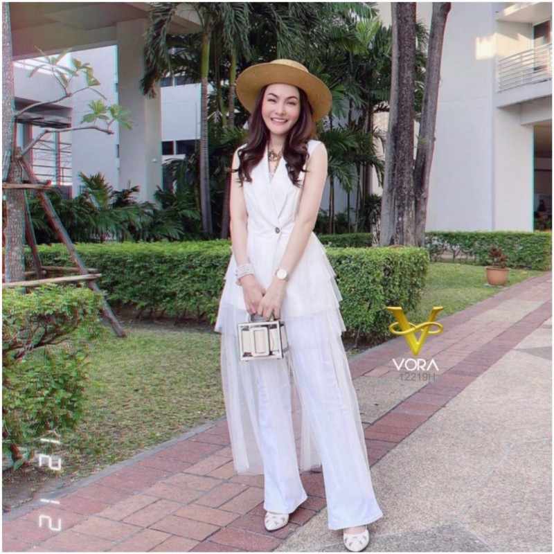 kudapy เดรสสูทแขนกุดสีขาว แต่งกระดุมหน้า แต่งผ้าตาข่ายระบายชั้นๆ