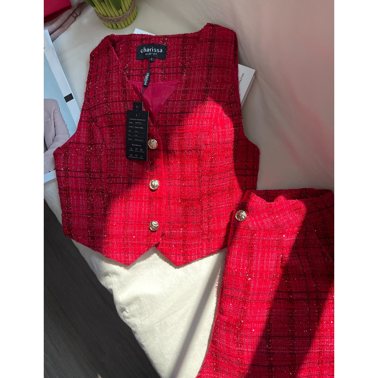 kudapy ชุดเซ็ทสีแดงลายสก้อต เสื้อแขนกุดลายสก้อตแดงสลับดำทรงเข้ารูป เข้ารูปมาพร้อมกับกางเกงขายาวทรงปล่อย