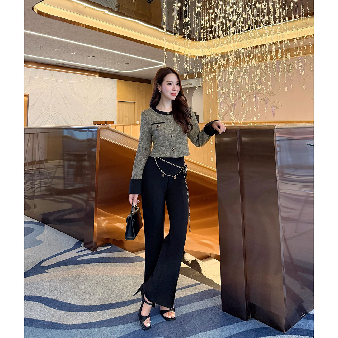 kudapy เซ็ทเสื้อครอปสูท ผ้าเนื้อทอแน่นสีสวยคลาสสิก ตัดต่อขอบสีดำบริเวณคอ แขน และชายเสื้อ เพิ่มความคมชัด กระดุมหน้าเรียงแนวตั้งแบบมินิมอล