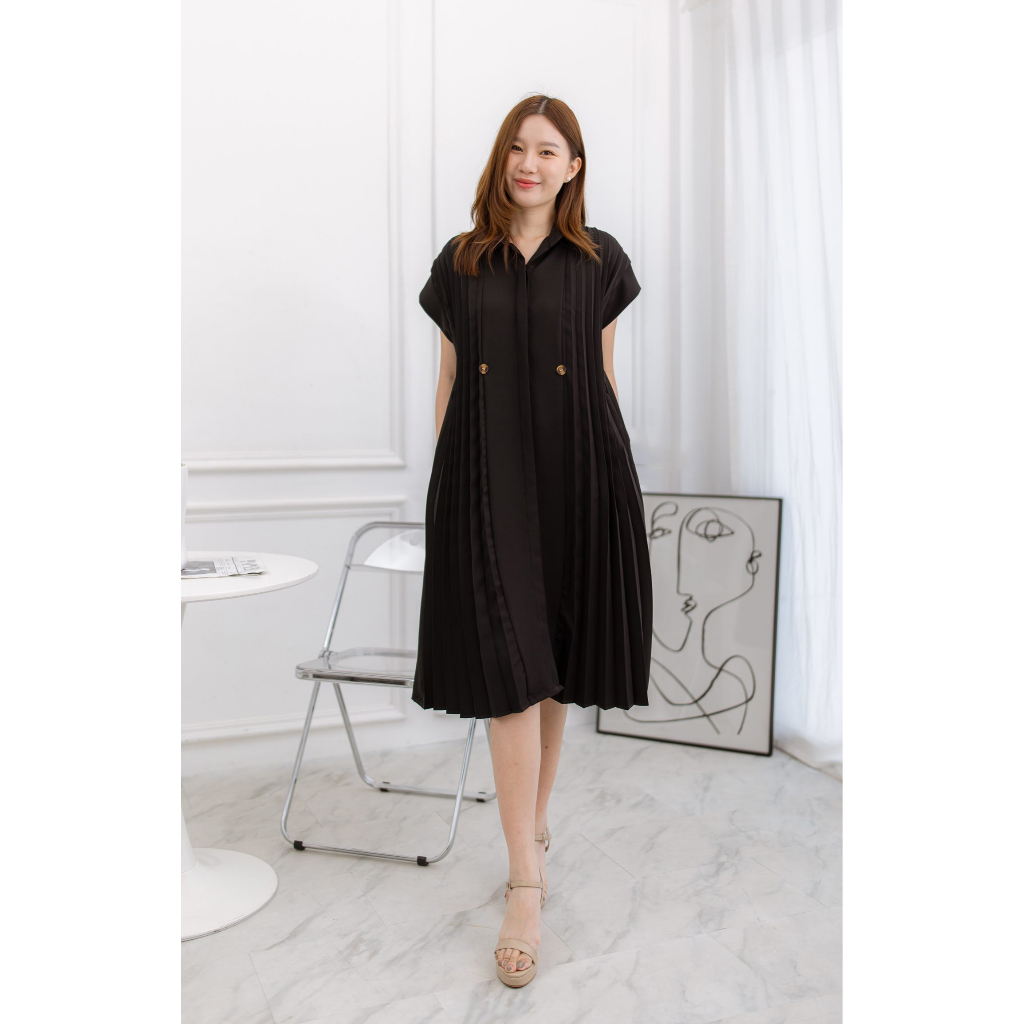 kudapy เดรสสั้นคอปกสีดำ แขนล้ำ เย็บแต่งผ้าพลีทด้านหน้า กระดุมจริง ดีไซน์ให้ใส่ได้ 2 แบบ
