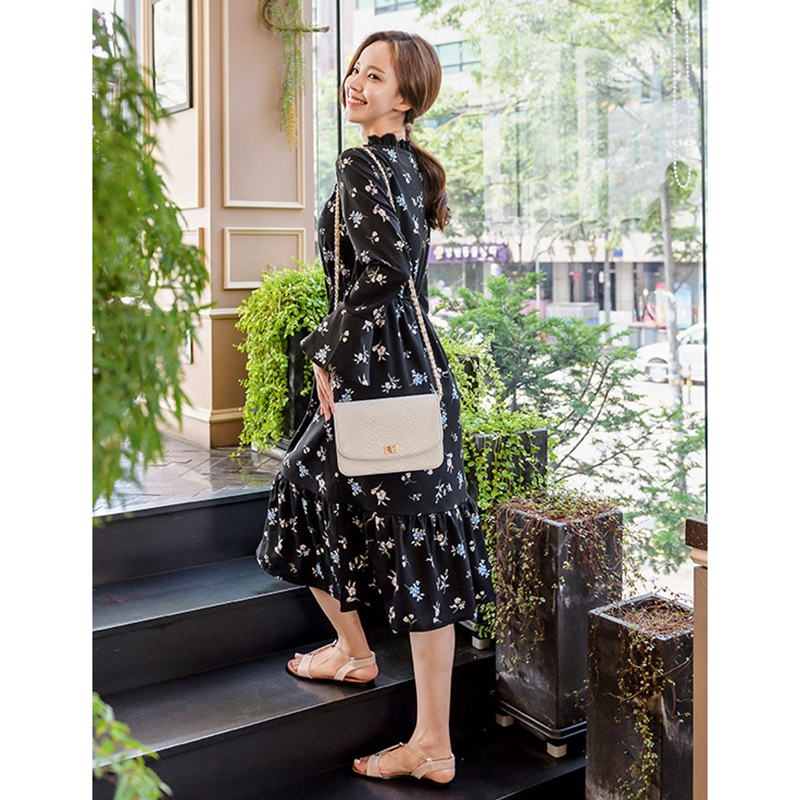 kudapy เดรสสั้นดำ แขนยาว แต่งระบายและมัดโบว์ช่วงคอ พิมพ์ลายดอกไม้ ปลายแขนกระดิ่ง จั้มช่วงเอว มีซับในทั้งตัว