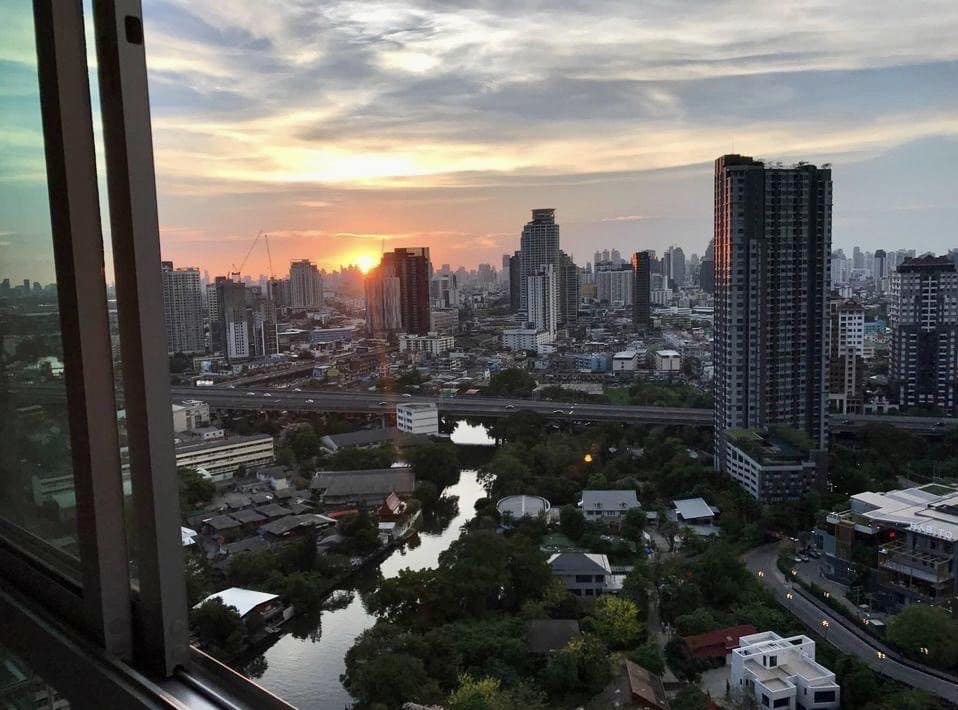 The Base Sukhumvit 77 ให้เช่าห้องน่าอยู่วิวสวยเฟอร์ครบ สอบถามแอด Line ID : Smile-easy