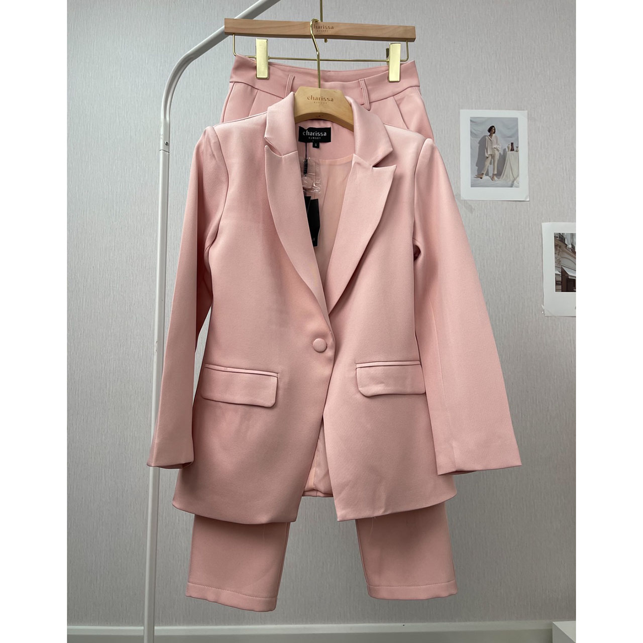 kudapy ชุดเซ็ท Blazer+กางเกง ผ้าดี เสื้อสูทมีซับในอย่างดี แต่งกระดุมผ้าเดียวกับสีชุด คู่กับกางเกงขายาวใส่สบาย