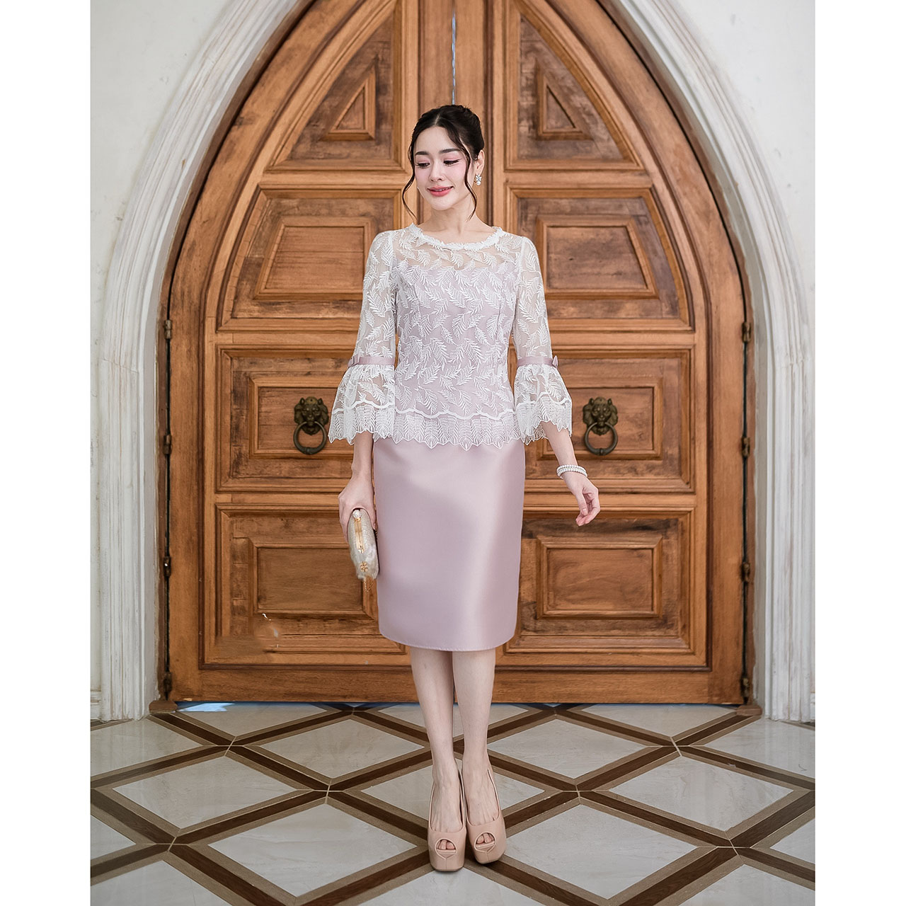 kudapy เดรสสั้นสีทูโทน(ชมพูอ่อน/ขาว)/สีชมพู/สีเหลืองทอง ผ้าไหมแขนยาวระบาย เป็นงานผ้าตาข่ายปักลาย ลายเรียบหรูลายใบไม้เรียงรายสวยงาม