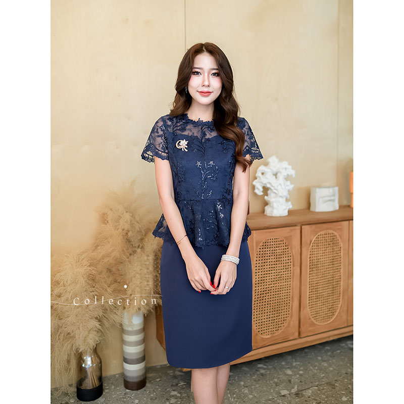 kudapy เดรสสั้นสีกรม/สีชมพู ลูกไม้ปักดอกไม้ประดับเลื่อม ช่วงบนเป็นเสื้อคลุมแขนสั้นเอวระบาย ตกแต่งลูกไม้รอบคอ และชายระบาย