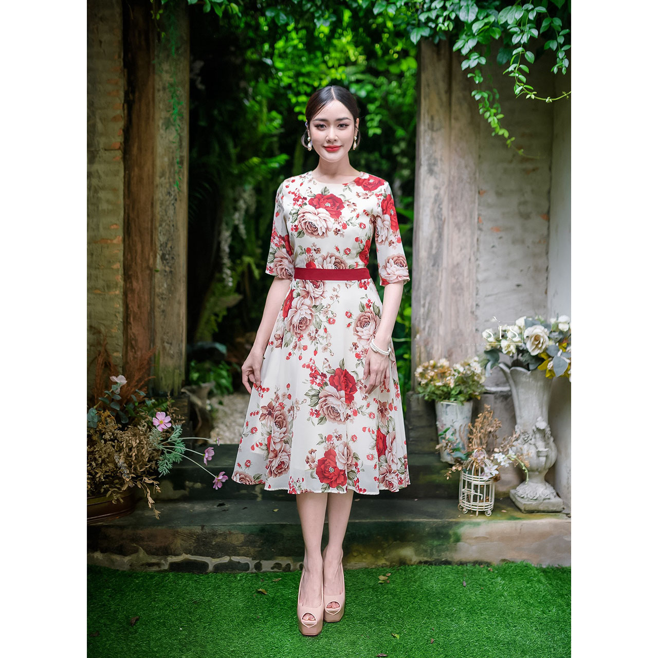 kudapy เดรสสั้นสีครีม/สีชมพู ผ้าชีฟองลายกุหลาบ แขนศอกกระโปรงทรงสวิงบาน ทรงเอวต่อแต่งแทบสีเดียวกับดอกไม้สวย