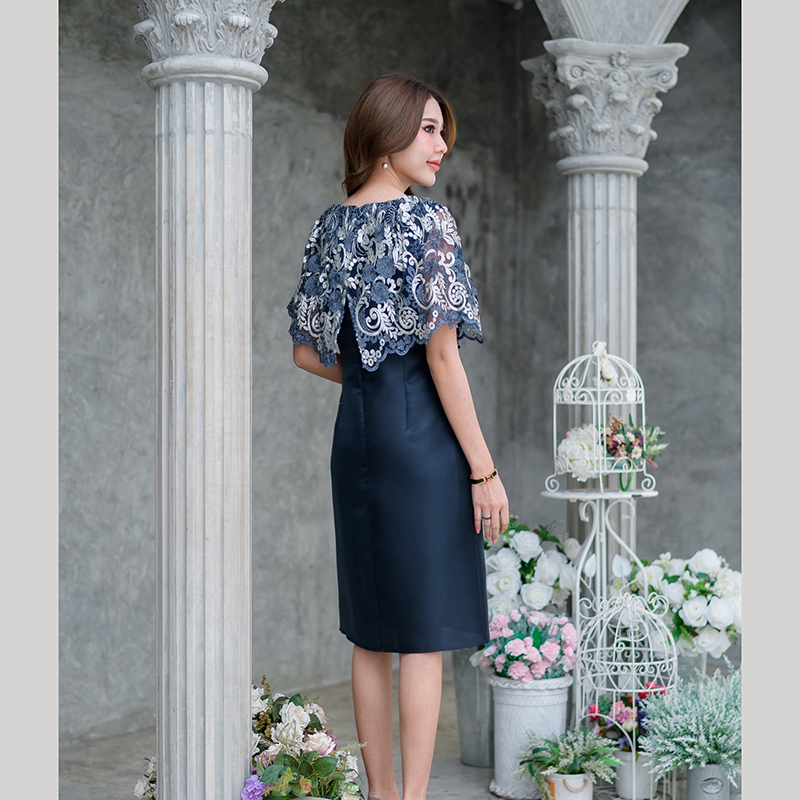 kudapy เดรสสั้นไปงาน ผ้าไหมญี่ปุ่นสีน้ำเงินกรมท่า ผ้าลูกไม้เงาปักลาย แต่งผ้าคลุมไหล่ระบายแบบเก๋ๆ ใส่ออกงานบุญ งานมงคลเริ่ดมากน๊า มีซับในซิปหลัง