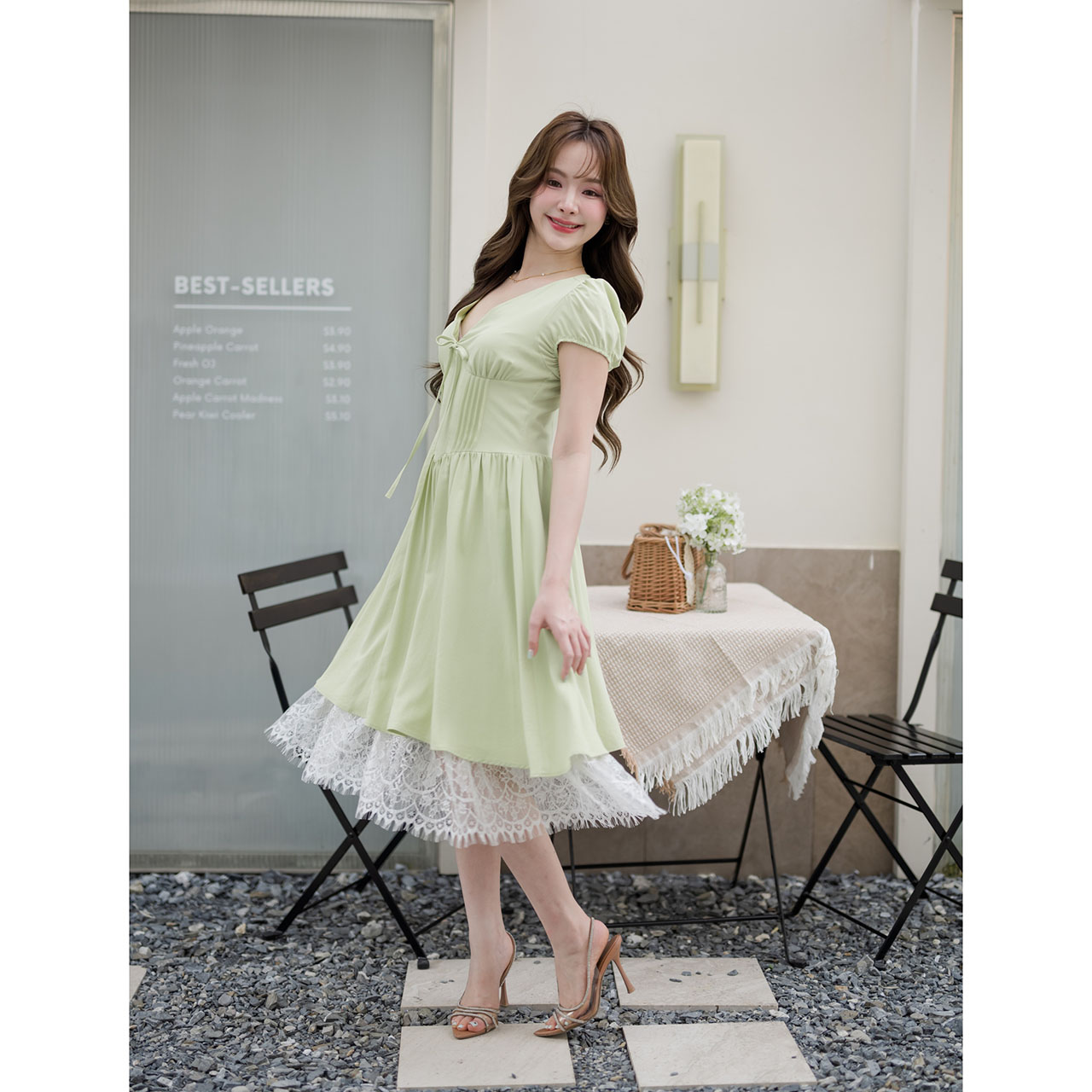 kudapy เดรสพาสเทลสไตล์เกาหลีกลิ่นอายความอบอุ่นแบบสาวโซลในวันสบาย ๆ คัตติ้งสวยตัวเดรสเป็นทรงคอร์เซ็ตช่วงลำตัว ดีไซน์จับจีบช่วงเอวให้ดูมีเชฟ