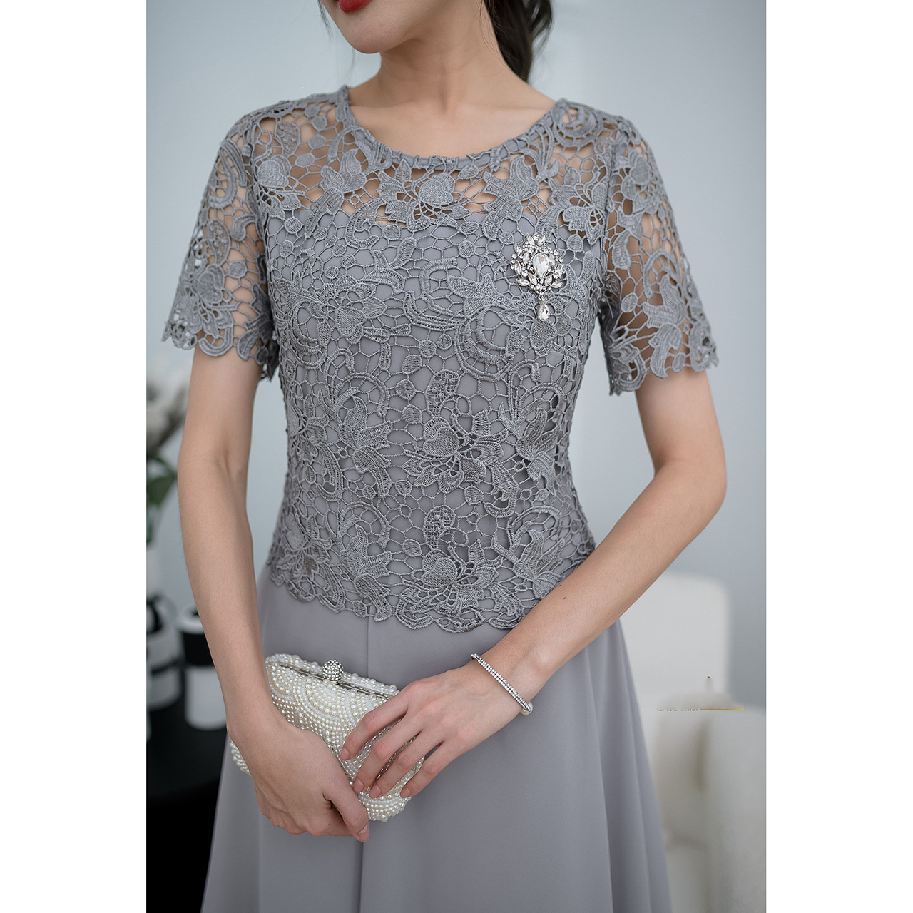 kudapy เดรสราตรีสั้นสีเทา/สีชมพูกลีบบัว ด้านบนเป็นดีไซน์เสื้อลูกไม้แขนสั้น กระโปรงผ้าชิฟฟ่อนพริ้วสวย ทรงบานสวิง