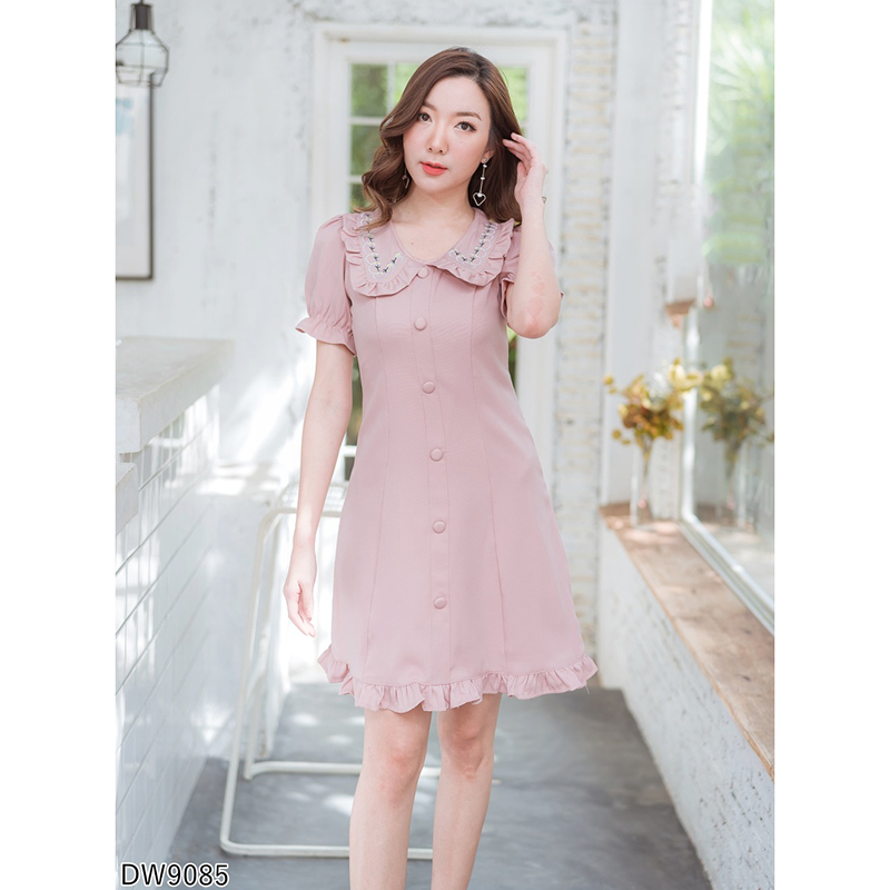 kudapy เดรสสั้นคอบัวแต่งกระดุมสีแดง/สีชมพู/สีกรม คอปกกระดุมหน้าแขนจั๊มสวยดูดีน่ารัก