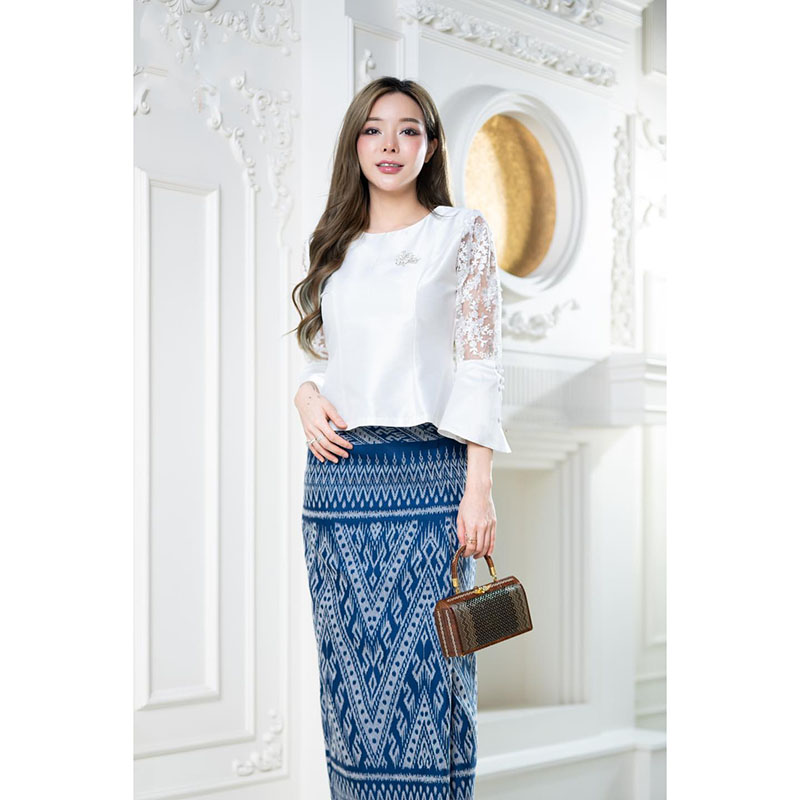 kudapy ชุดเซ็ทเสื้อสีขาวแขนยาวลายลูกไม้ตรงแขน ลูกไม้ฝรั่งเศส +ผ้าถุงสีน้ำเงินลายไทย ใส่ออกงาน สวยดูดี